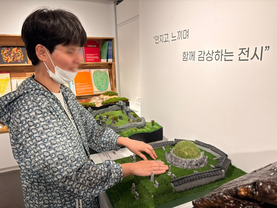 [촉각교재제작팀] <2026 손끝으로 피어나는 모두의 촉각미술관> 전시 오픈 썸네일
